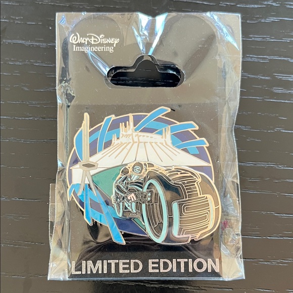 Disney TRON Legacy Lightcycle with Space Mountain LE 300 pin. (T-11) - Picture 1 of 10